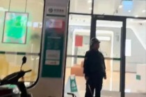 重病老人被要求到场取钱死在银行，律师解读